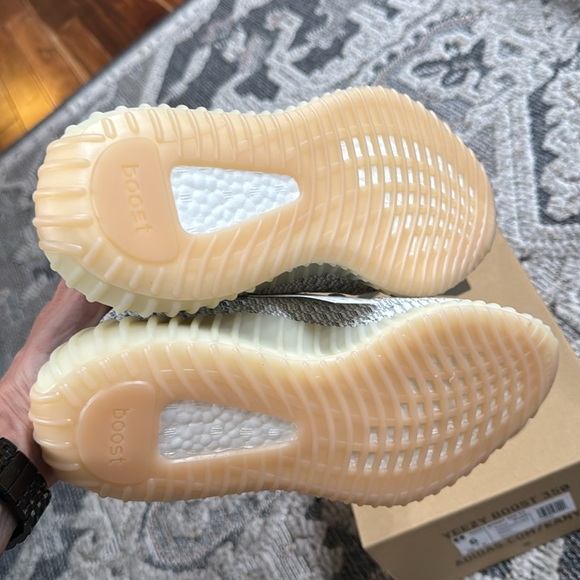 Yeezy 350 V2 - Picture 5 of 8